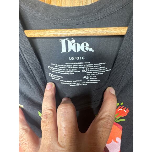 Doe Women’s Large Graphic Tee – Gray Western Cowboy Boot Floral Print T-Shirt - Picture 3 of 5